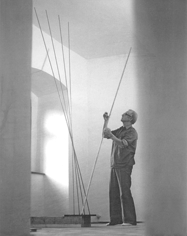Walter Kaitna beim Zusammenbau einer 3.Meter großen Figur